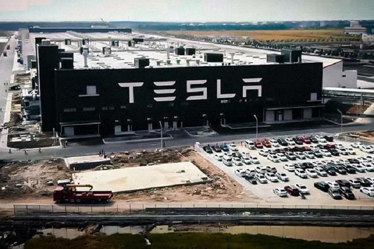 Tesla планирует самостоятельно выпускать аккумуляторы