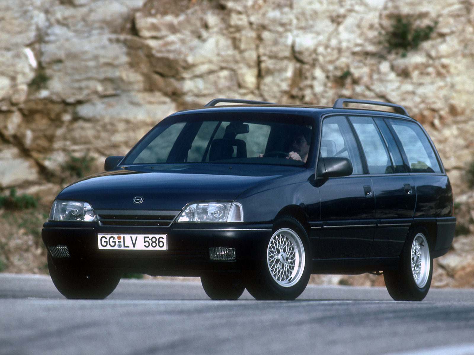 Опель омега б 3.0. Opel Omega универсал. Opel Omega, 1994 универсал. Opel Omega a Caravan. Opel Omega Caravan 1989.